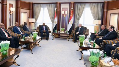 السيسي يلتقي رئيس مجلس السيادة الانتقالي السوداني بالرياض