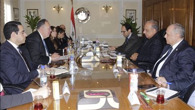 وزير قطاع الأعمال يطرح دراسات تفصيلية لمشروعات جديدة لتوطين الصناعة وخفض الواردات