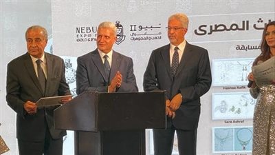 وزير التموين يسلم جوائز الفائزين في مسابقة تصميم المشغولات الذهبية بمعرض نيبو