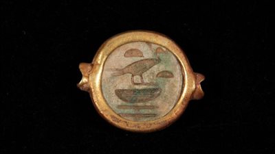 كشف أثري جديد لمجموعة من الحلى الذهبي بتل العمارنة بالمنيا