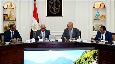 ‫ وزير الإسكان ومحافظ بورسعيد يتابعان موقف المشروعات المختلفة