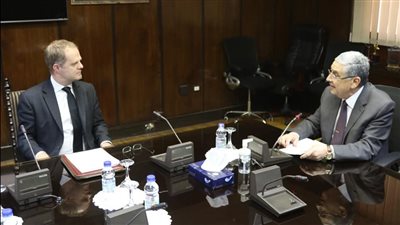 وزير الكهرباء يبحث سبل تعزيز التعاون المصري البريطاني بقطاع الطاقة المتجددة 