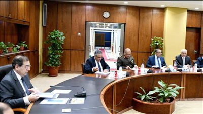 وزير البترول يستعرض العروض والمشروعات الاستثمارية بمنطقة المثلث الذهبي