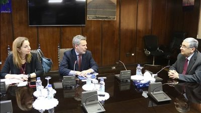 وزير الكهرباء يبحث مع سفير إيطاليا بالقاهرة تعزيز التعاون بمجالات الطاقة المتجددة