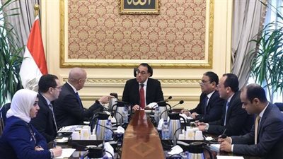 رئيس الوزراء يبحث سبل تحفيز الاستثمار الخارجي ويتابع طروحات الأراضي المختلفة