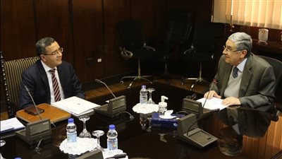 وزير الكهرباء يبحث مع سفير الهند بالقاهرة تعزيز التعاون بقطاع الطاقة المتجددة 