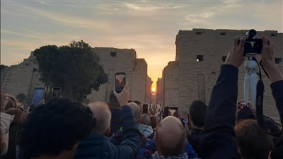 ألف سائح مصري وأجنبي يشهدون ظاهرة شروق الشمس على معابد الكرنك
