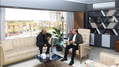 وزير قطاع الأعمال يلتقي محافظ أسوان لبحث المساهمة في خطط التنمية بالمحافظة