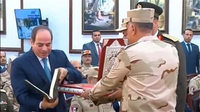 السيسي يتسلم هدية تذكارية من رئيس مجلس إدارة شركة النصر للكيماويات الوسيطة