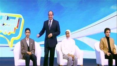 الرئيس السيسي يلتقط صورًا تذكارية مع المشاركين فى حفل «قادرون باختلاف»