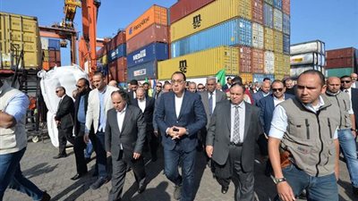 رئيس الوزراء: أولوية للإفراج الجمركي عن السلع الغذائية والأدوية ومستلزمات الإنتاج