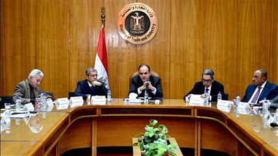 وزير التجارة والصناعة يؤكد التزام التجار والصناع بالحفاظ على وفرة المعروض من السلع 