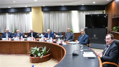 «الملا» يؤكد أهمية تعظيم موارد قطاع البترول واستغلال الإمكانيات المتاحة لتحقيق قيمة مضافة