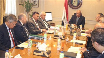 وزير قطاع الأعمال يبحث مستجدات برامج ومشروعات التطوير بالشركات القابضة