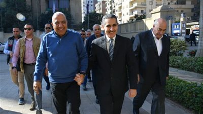 وزير قطاع الأعمال يستعرض مع محافظ الغربية مشروعات التطوير بشركة غزل المحلة 