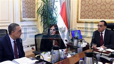 رئيس الوزراء يتابع مستجدات إصدار الرخصة الذهبية وتخصيص الأراضي الصناعية