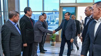 وزير الإنتاج الحربي يتفقد سير العمل بشركة بنها للصناعات الإلكترونية