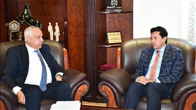 وزير الرياضة يبحث عددًا من الملفات مع رئيس نادى سموحة