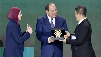 الرئيس السيسي يكرم عددًا من النماذج الملهمة في العمل الأهلي والتطوعي