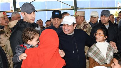 الرئيس السيسي يلتقي أسر وأهالي الطلبة المستجدين بالأكاديمية العسكرية