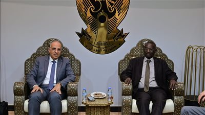 وزير الموارد المائية يصل السودان فى زيارة رسمية لمدة يومين