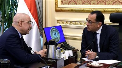 رئيس الوزراء يتابع موقف مشروعات تحلية مياه البحر والصرف الصحي بالإسكندرية
