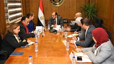 وزير التجارة يستعرض محاور استراتيجية تطوير الصناعة مع ممثلي البنك الدولي 