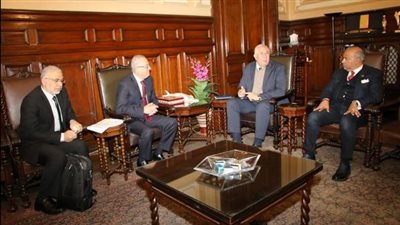 «القصير» يبحث توسعة نشاط البورصة المصرية للسلع وتفعيل دور الزراعات التعاقدية