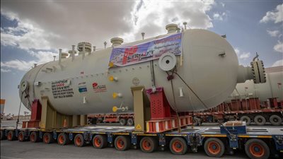 ميناء الدخيلة يستقبل 3 أبراج تقطير غاز لزيادة إنتاجية مجمع الصحراء الغربية