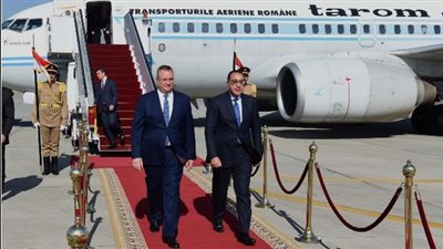 رئيس الوزراء يستقبل نظيره الروماني بمطار القاهرة الدولي