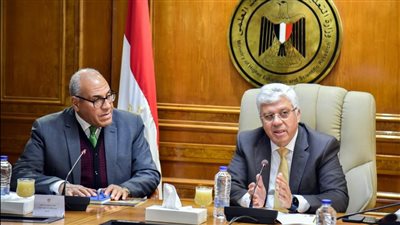 «التعليم العالي» و«العربية للتصنيع» تناقشان آليات تصنيع أول سيارة كهربائية مصرية