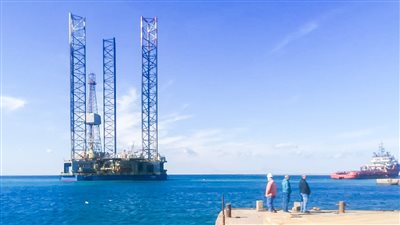 ميناء الطور يستقبل أول حفار بترول لأعمال صيانة دورية