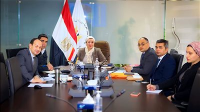 وزيرة البيئة تستعرض موقف مشروعات المرحلة الثالثة لبرنامج التحكم في التلوث الصناعي 