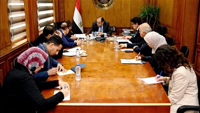 وزير التجارة يبحث خطة تنمية الصادرات مع رؤساء 5 مجالس تصديرية 