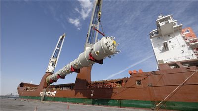 أبراج تقطير الغاز تتجه إلى ميناء الدخيلة للعمل بمجمع غازات الصحراء الغربية