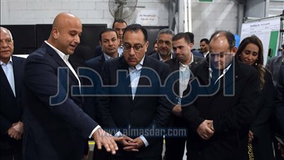 رئيس الوزراء يتفقد شركة تصنيع البطاريات الليثيوم أيون بمدينة 6 أكتوبر 