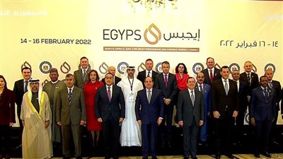 الرئيس السيسي يتوسط صورة تذكارية مع المشاركين في معرض ومؤتمر «إيجبس 2023»