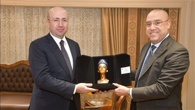 وزير الإسكان يستعرض تجربة مصر العمرانية مع نظيره الأذربيجاني والوفد المرافق