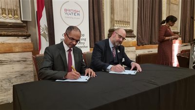 نائب وزير الإسكان يُوقع مذكرة تفاهم مع مسئولي رابطة المياه البريطانية 