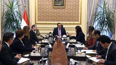 رئيس الوزراء يبحث تعزيز التعاون مع «الأوروبي لإعادة الإعمار» بمشروعات الطاقة وتحلية المياه