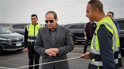 الرئيس السيسي يتفقد سير العمل في مشروعات المحاور والطرق بالجيزة