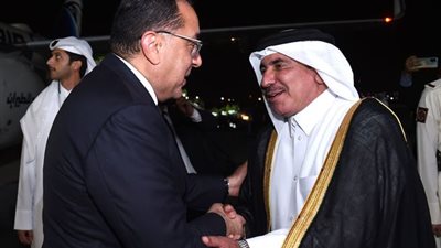 رئيس الوزراء يصل قطر على رأس وفد رسمي رفيع المستوى