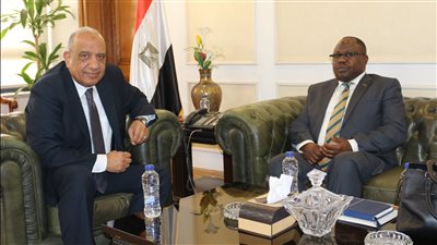 وزير قطاع الأعمال يبحث مع سفير زامبيا بالقاهرة تعزيز التعاون الاقتصادي المشترك