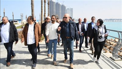 وزير الإسكان يتفقد سير العمل بمنطقة الأبراج الشاطئية بمدينة العلمين الجديدة
