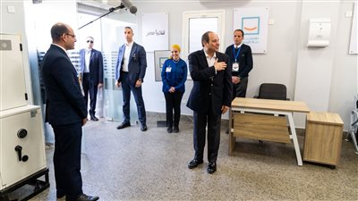 الرئيس السيسي يتفقد مكتب بريد معصرة ملوي بمحافظة المنيا