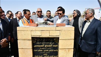 وزير الشباب يضع حجر أساس مضمار الهجن والفروسية بالوادي الجديد