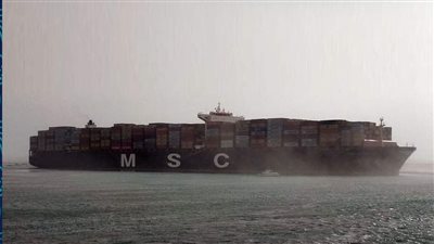 هيئة قناة السويس تدفع بـ 4 قاطرات للتعامل مع جنوح سفينة حاويات