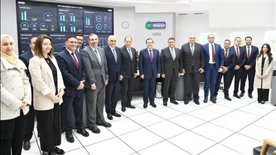 وزير البترول يتفقد سير العمل بمركز التحكم فى الشبكة القومية للغازات