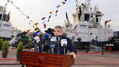 رفع العلم المصري على القاطرة الجديدة «أمين زيد» بترسانة بورسعيد البحرية  