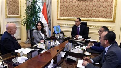 رئيس الوزراء يواصل مناقشة مقترحات برنامج رد الأعباء التصديرية الجديد